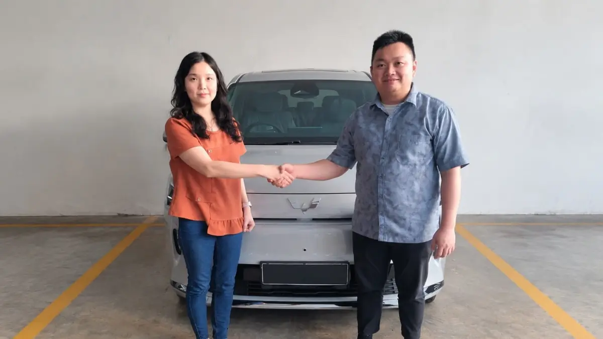 Wuling Motors menyerahkan unit Wuling Darion kepada konsumen. (Dok. Wuling) - Image