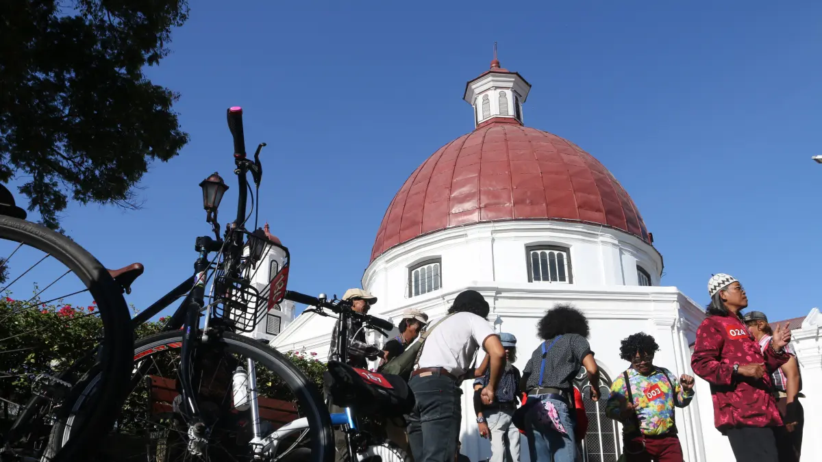 Peserta Gowes Semarang Heritage Festival Kota Lama berjoget bersama di kawasan Cagar Budaya Nasional Kota Lama, Semarang, Jawa Tengah, Minggu (6/9/2026)