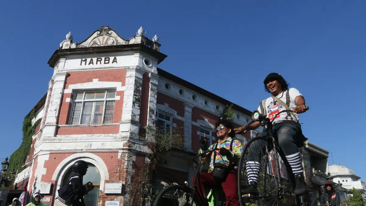 Peserta mengayuh sepedanya saat mengikuti Gowes Semarang Heritage Festival Kota Lama di kawasan Cagar Budaya Nasional Kota Lama, Semarang, Jawa Tengah, Minggu (6/9/2026)