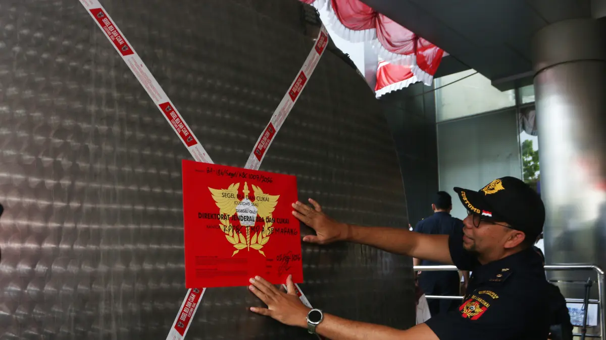 Petugas Bea Cukai menujukkan barang bukti truk tangki air yang disegel saat pengungkapan kasus penyelundupan batang rokok ilegal di Semarang, Jawa Tengah, Senin (7/9/2026)