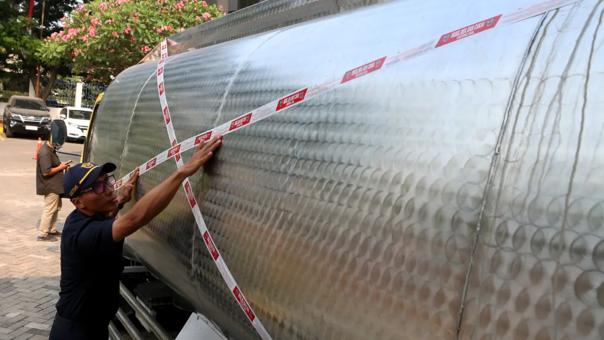 Petugas Bea Cukai menujukkan barang bukti truk tangki air yang disegel saat pengungkapan kasus penyelundupan batang rokok ilegal di Semarang, Jawa Tengah, Senin (7/9/2026)