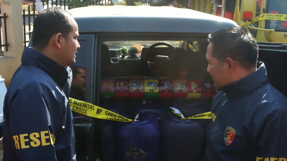 Petugas Kepolisian memasang garis polisi pada barang bukti kendaraan truk saat rilis tindak pidana bidang minyak dan gas bumi (migas) di Ditreskrimsus Polda Jawa Tengah, Semarang, Jawa Tengah, Jumat (4/9/2026)