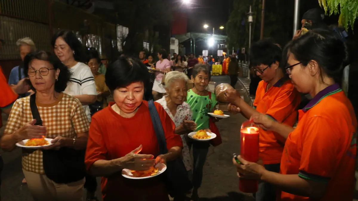 Prosesi larung pelita,Perayaan King Hoo Ping 2577 Yayasan Tjie Lam Tjay di Gang Lombok 60,Kota Semarang,Jawa Tengah,Selasa (8/9/2026)
