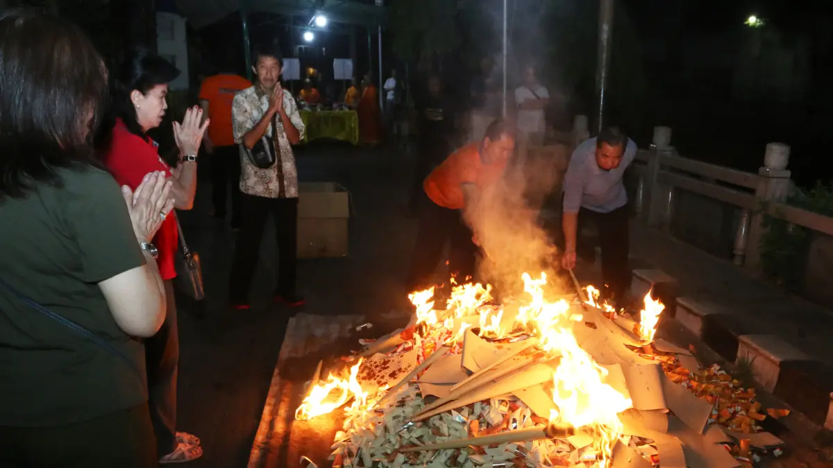 Prosesi membakar kertas sembahyang,Perayaan King Hoo Ping 2577 Yayasan Tjie Lam Tjay di Gang Lombok 60,Kota Semarang,Jawa Tengah,Selasa (8/9/2026)