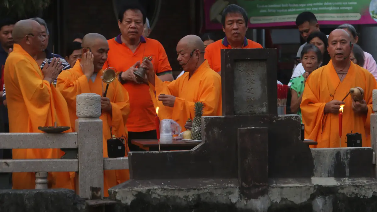 Puja pelepasan ikan di Kali Semarang,Perayaan King Hoo Ping 2577 Yayasan Tjie Lam Tjay di Kota Semarang,Jawa Tengah,Selesa (9/9/2026)