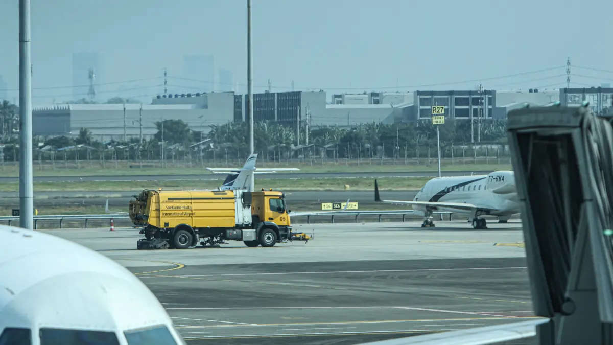 Sejumlah kru darat membersihkan badan pesawat dari paparan partikel abu vulkanik di Bandara Soekarno-Hatta, Tangerang, Senin (07/09/2026). (Hanung Hambara/ Jawa Pos)
