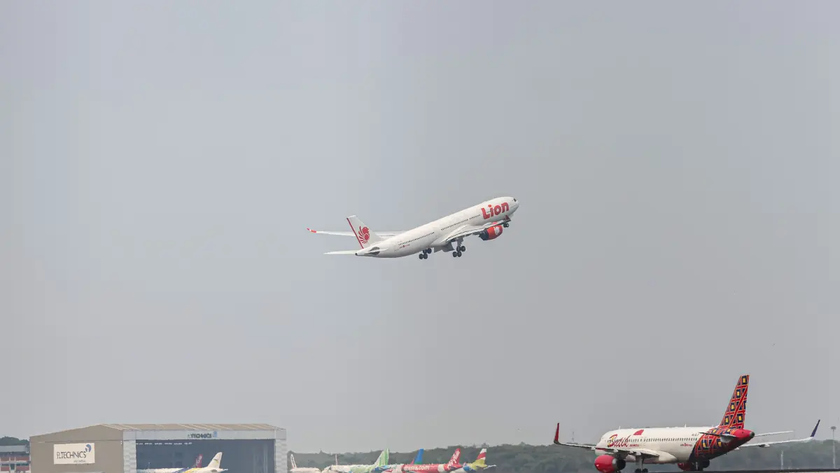 Sejumlah pesawat mulai diperbolehkan terbang setelah penutupan di Bandara Soekarno-Hatta, Tangerang, Selasa (08/09/2026). (Hanung Hambara/ Jawa Pos)