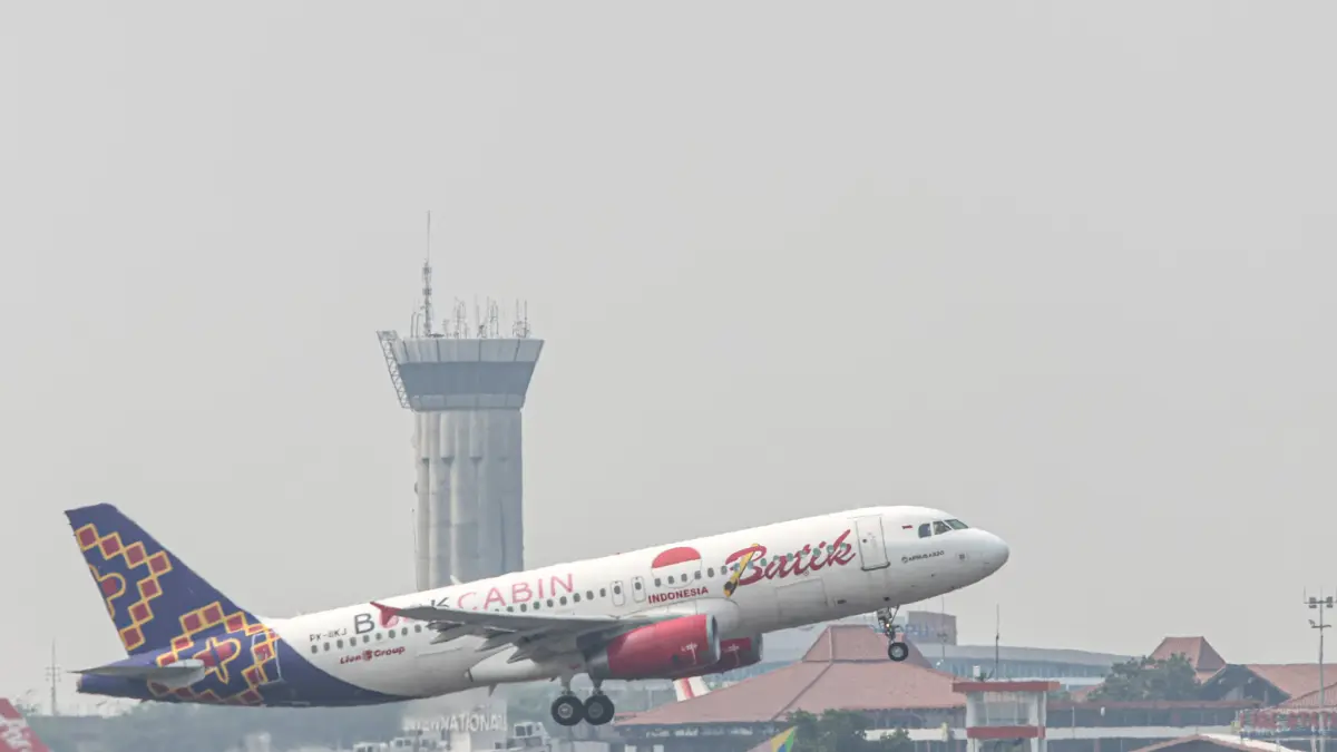 Sejumlah pesawat mulai diperbolehkan terbang setelah penutupan di Bandara Soekarno-Hatta, Tangerang, Selasa (08/09/2026). (Hanung Hambara/ Jawa Pos)