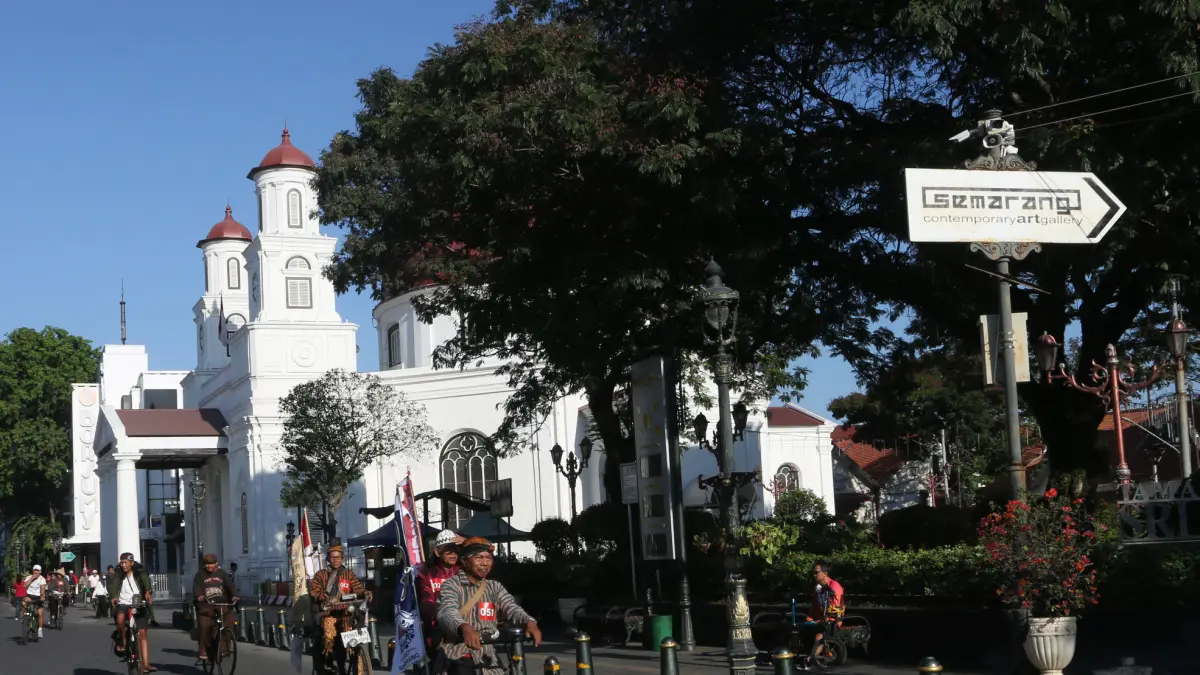 Sejumlah peserta mengayuh sepedanya saat mengikuti Gowes Semarang Heritage Festival Kota Lama di kawasan Cagar Budaya Nasional Kota Lama, Semarang, Jawa Tengah, Minggu (6/9/2026)