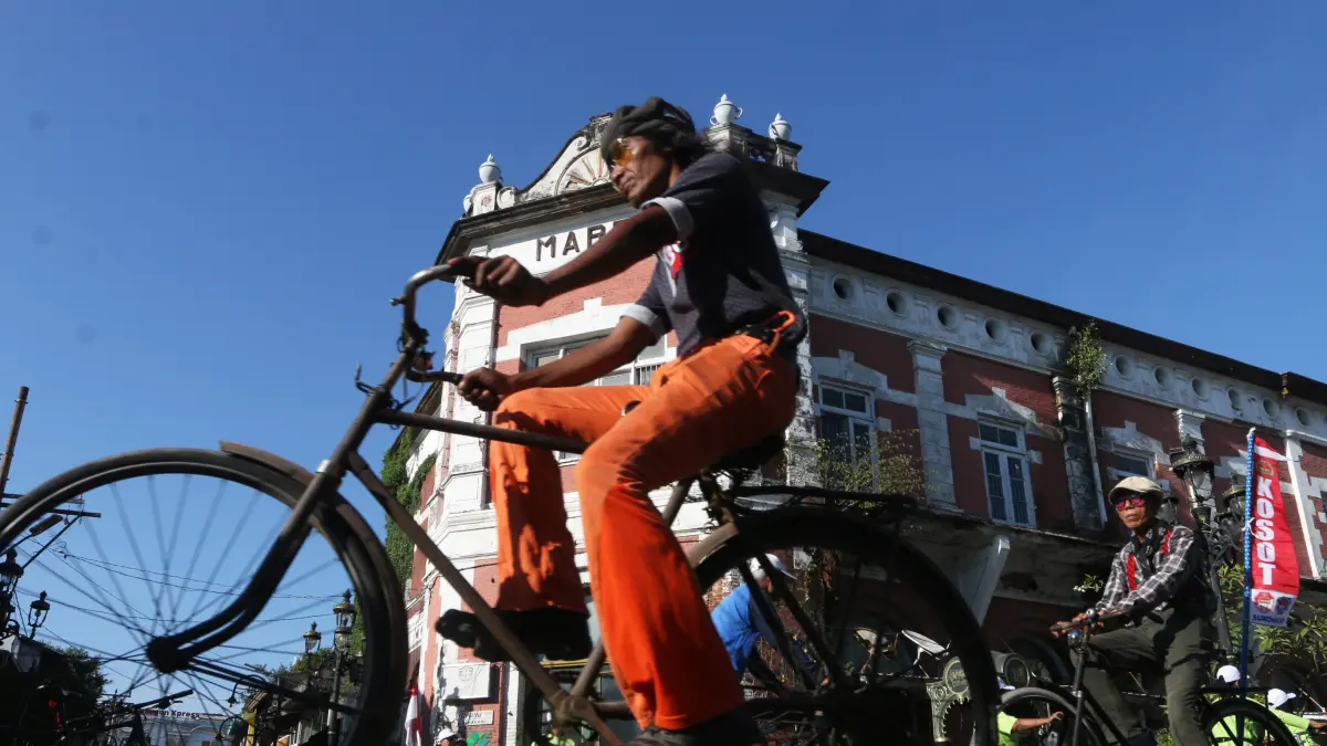 Sejumlah peserta mengayuh sepedanya saat mengikuti Gowes Semarang Heritage Festival Kota Lama di kawasan Cagar Budaya Nasional Kota Lama, Semarang, Jawa Tengah, Minggu (6/9/2026).