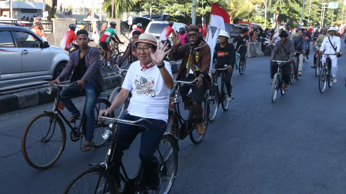 Sejumlah peserta mengayuh sepedanya saat mengikuti Gowes Semarang Heritage Festival Kota Lama di kawasan Cagar Budaya Nasional Kota Lama, Semarang, Jawa Tengah, Minggu (6/9/2026)