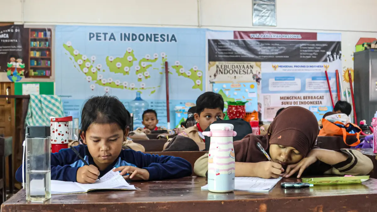 Siswa merapikan ompreng MBG saat kegiatan belajar mengajar (KBM) di SD Negeri 15 Slipi, Jakarta, Rabu (09/09/2026). (Hanung Hambara/ Jawa Pos)