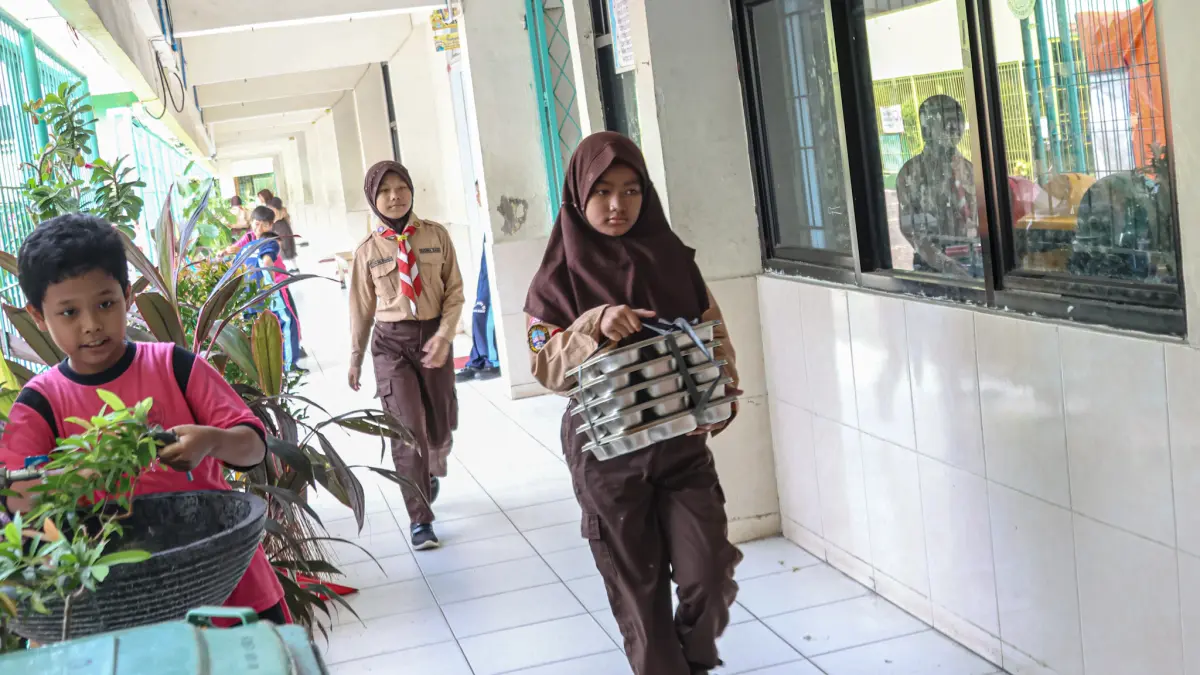 Siswa merapikan ompreng MBG saat kegiatan belajar mengajar (KBM) di SD Negeri 15 Slipi, Jakarta, Rabu (09/09/2026). (Hanung Hambara/ Jawa Pos)