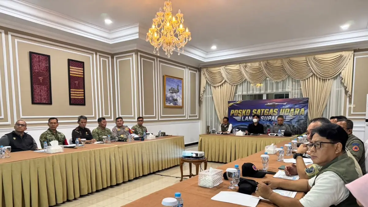Wakil Presiden Gibran Rakabuming Raka didampingi Menteri Kehutanan Raja Antoni saat rapat koordinasi penanganan karhutla.