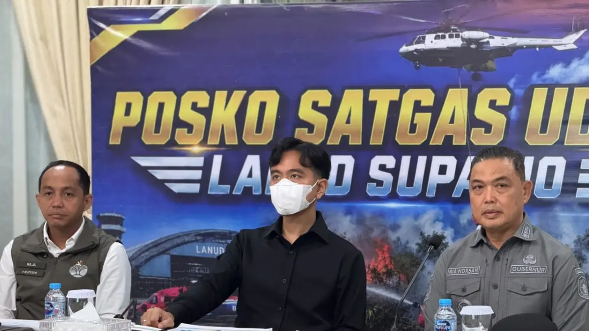 Wakil Presiden Gibran Rakabuming Raka didampingi Menteri Kehutanan Raja Antoni saat rapat koordinasi penanganan karhutla.