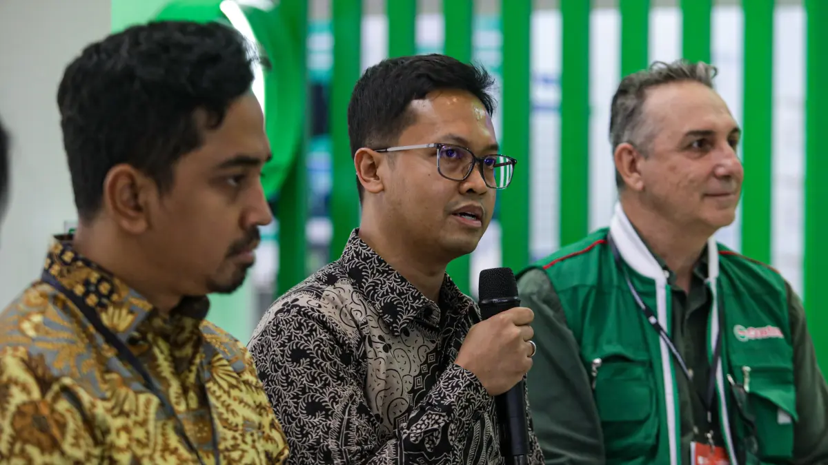 Castrol Indonesia Troy Howard berbincang di booth Castrol CRB Mining, di JIExpo Kemayoran Jumat (11/9/2026). (Salman Toyibi/ Jawa Pos)