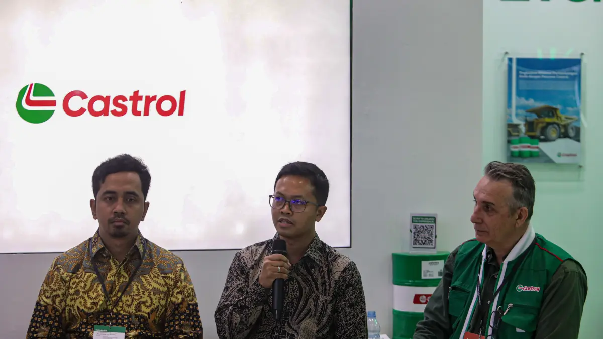 Castrol Indonesia Troy Howard berbincang di booth Castrol CRB Mining, di JIExpo Kemayoran Jumat (11/9/2026). (Salman Toyibi/ Jawa Pos)