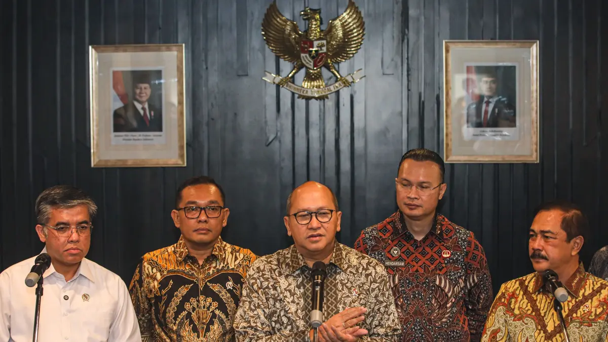 Menteri Ketenagakerjaan Yassierli, Menteri Investasi & Hilirisasi/Kepala BKPM Rosan P. Roeslani dan Menteri Imigrasi & Pemasyarakatan Agus Andrianto seusai penandatanganan Surat Keputusan Bersama (SKB) di Jakarta. (Salman Toyibi/ Jawa Pos)
