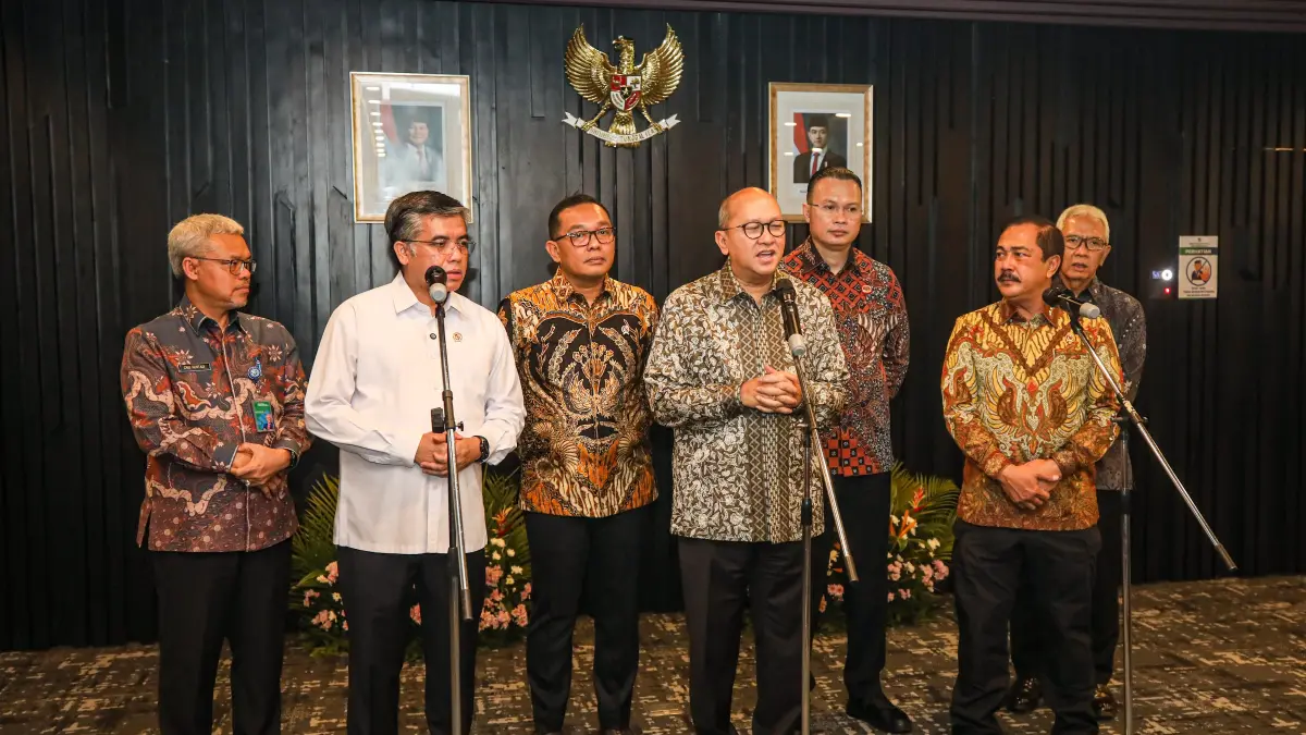 Menteri Ketenagakerjaan Yassierli, Menteri Investasi & Hilirisasi/Kepala BKPM Rosan P. Roeslani dan Menteri Imigrasi & Pemasyarakatan Agus Andrianto seusai penandatanganan Surat Keputusan Bersama (SKB) di Jakarta. (Salman Toyibi/ Jawa Pos)