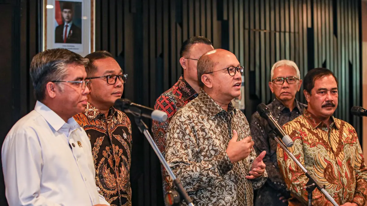 Menteri Ketenagakerjaan Yassierli, Menteri Investasi & Hilirisasi/Kepala BKPM Rosan P. Roeslani dan Menteri Imigrasi & Pemasyarakatan Agus Andrianto seusai penandatanganan Surat Keputusan Bersama (SKB) di Jakarta. (Salman Toyibi/ Jawa Pos)