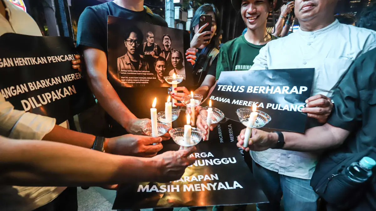 Sejumlah jurnalis foto yang tergabung dalam Pewarta Foto Indonesia (PFI) menggelar doa bersama dan menyalakan lilin di Bundaran HI, Jakarta, Jumat (11/09/2026). (Hanung Hambara/ Jawa Pos)