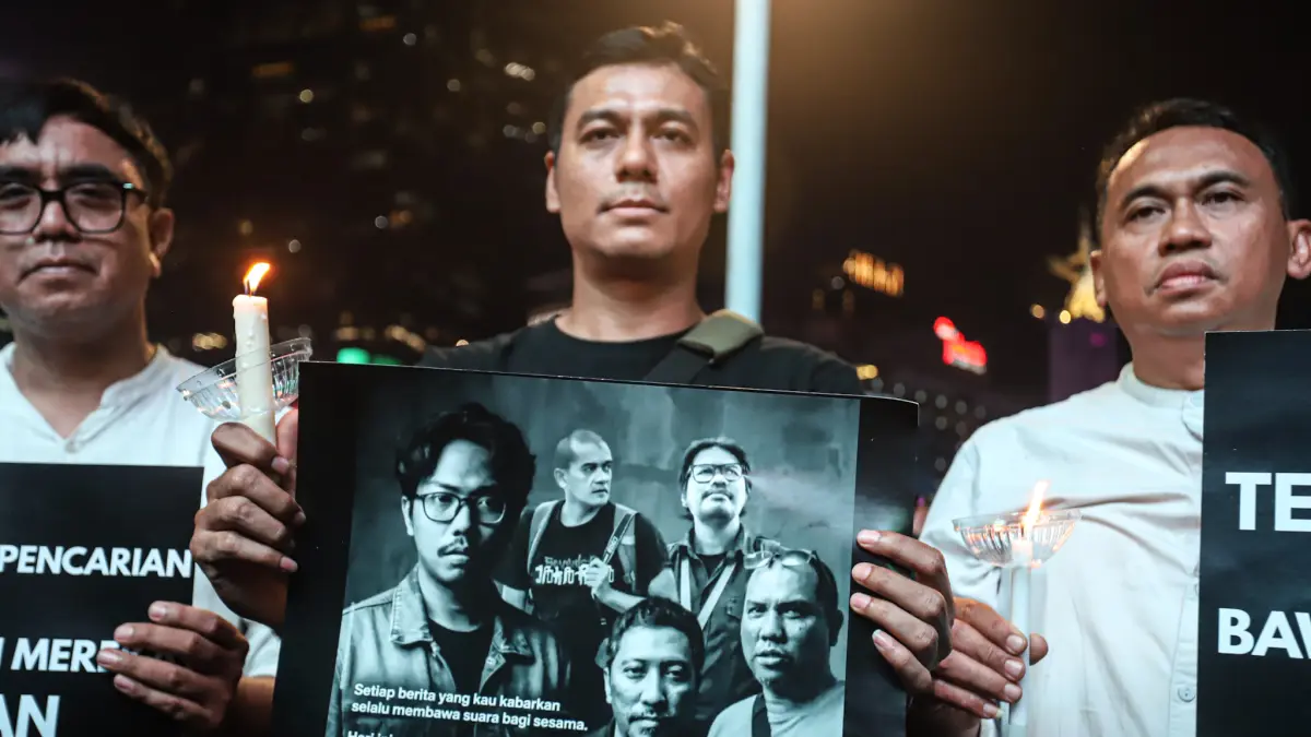 Sejumlah jurnalis foto yang tergabung dalam Pewarta Foto Indonesia (PFI) menggelar doa bersama dan menyalakan lilin di Bundaran HI, Jakarta, Jumat (11/09/2026). (Hanung Hambara/ Jawa Pos)