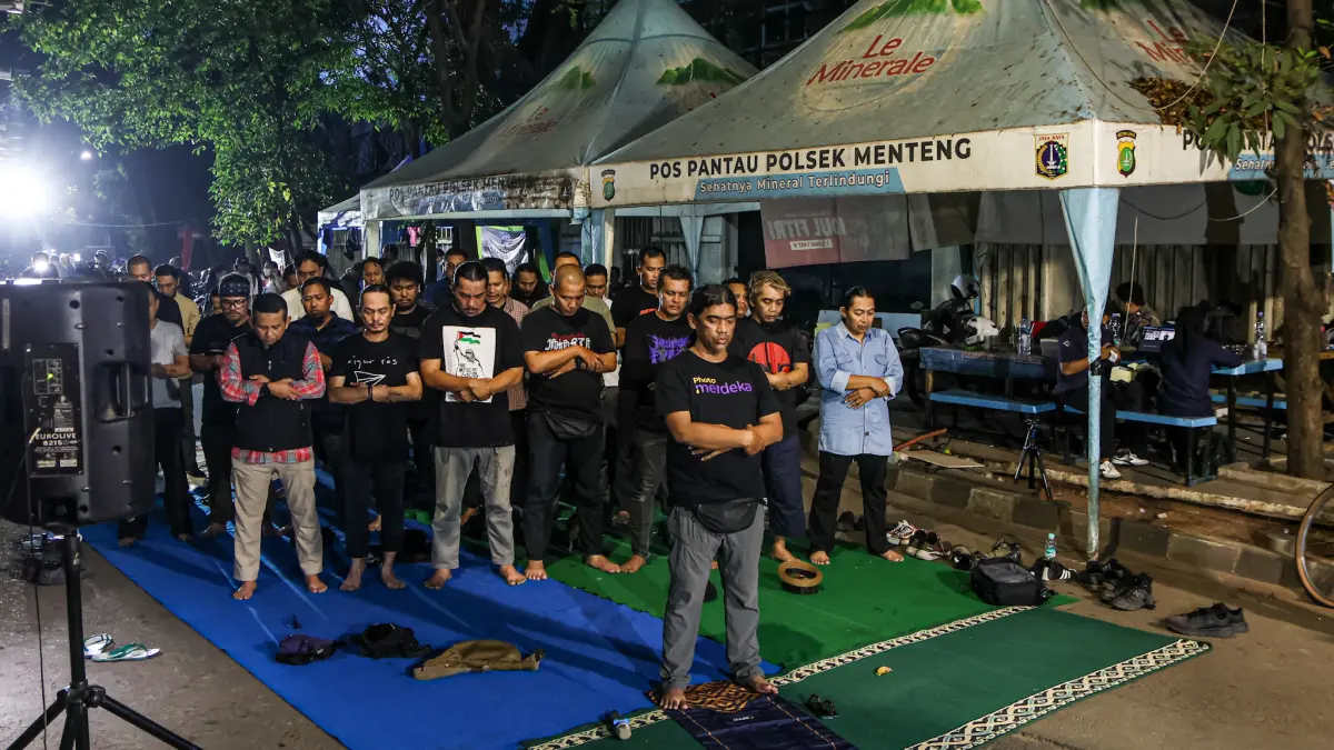 Sejumlah jurnalis foto yang tergabung dalam Pewarta Foto Indonesia (PFI) menggelar doa bersama dan menyalakan lilin di Bundaran HI, Jakarta, Jumat (11/09/2026). (Hanung Hambara/ Jawa Pos)