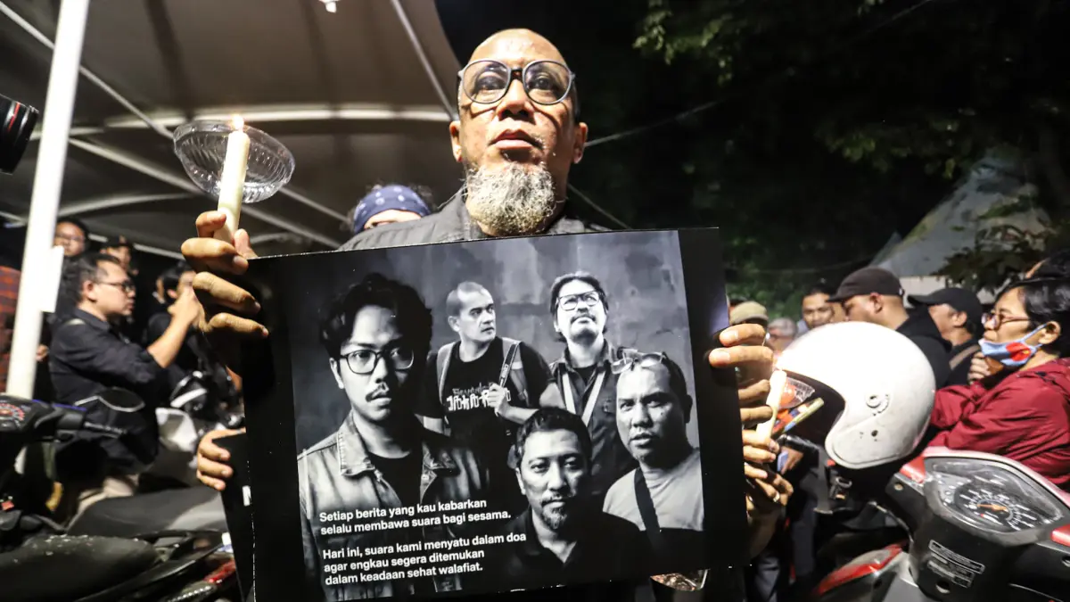 Sejumlah jurnalis foto yang tergabung dalam Pewarta Foto Indonesia (PFI) menggelar doa bersama dan menyalakan lilin di Bundaran HI, Jakarta, Jumat (11/09/2026). (Hanung Hambara/ Jawa Pos)