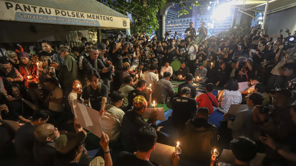 Sejumlah jurnalis foto yang tergabung dalam Pewarta Foto Indonesia (PFI) menggelar doa bersama dan menyalakan lilin di Bundaran HI, Jakarta, Jumat (11/09/2026). (Hanung Hambara/ Jawa Pos)