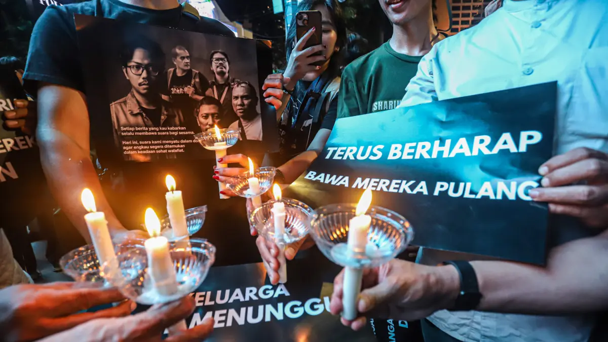 Sejumlah jurnalis foto yang tergabung dalam Pewarta Foto Indonesia (PFI) menggelar doa bersama dan menyalakan lilin di Bundaran HI, Jakarta, Jumat (11/09/2026). (Hanung Hambara/ Jawa Pos)
