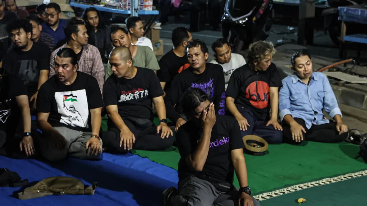 Sejumlah jurnalis foto yang tergabung dalam Pewarta Foto Indonesia (PFI) menggelar doa bersama dan menyalakan lilin di Bundaran HI, Jakarta, Jumat (11/09/2026). (Hanung Hambara/ Jawa Pos)