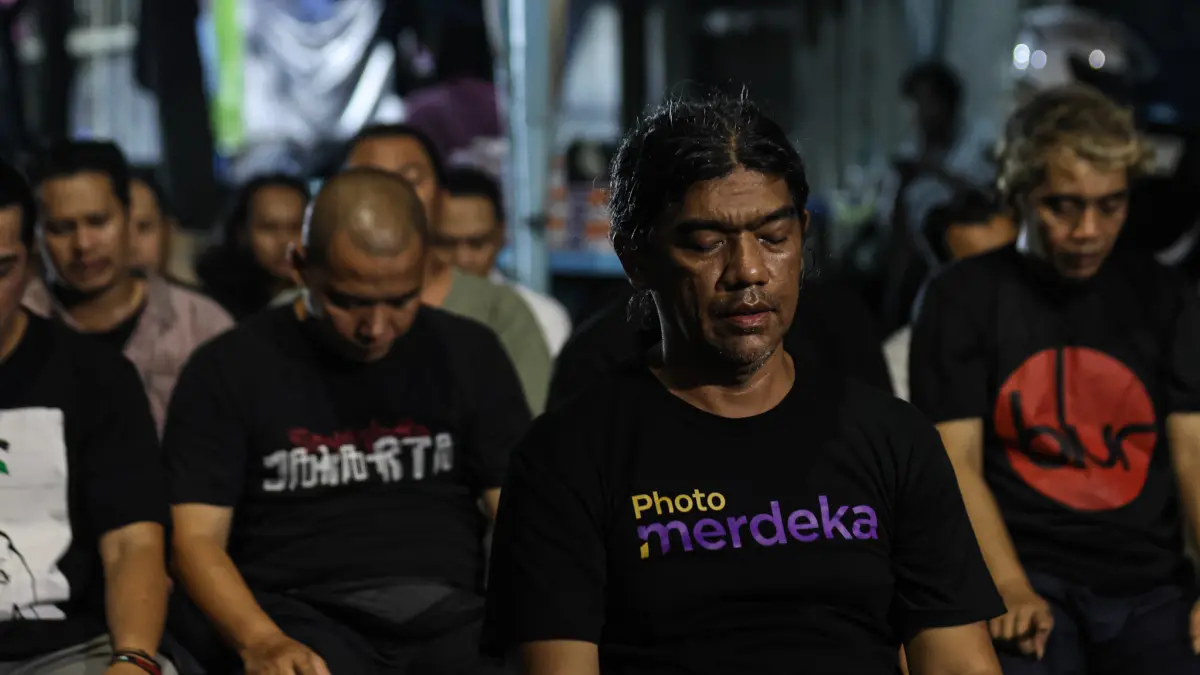 Sejumlah jurnalis foto yang tergabung dalam Pewarta Foto Indonesia (PFI) menggelar doa bersama dan menyalakan lilin di Bundaran HI, Jakarta, Jumat (11/09/2026). (Hanung Hambara/ Jawa Pos)