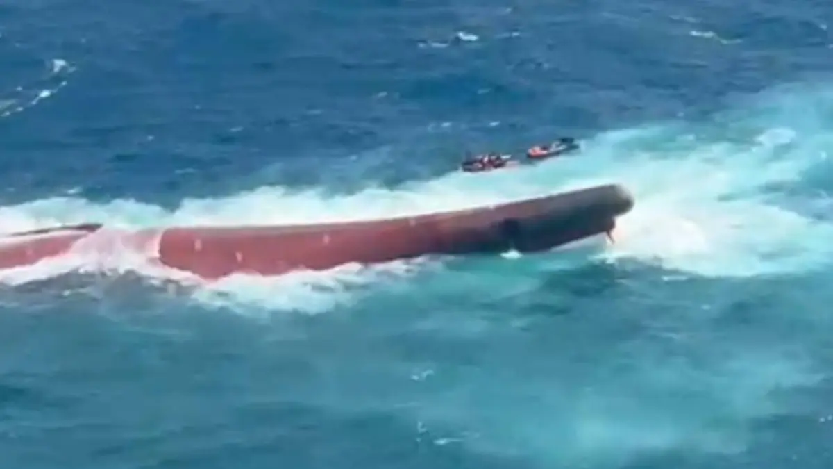 Foto udara Helikopter Basarnas perlihatkan kondisi kapal Virgo Transport 8 yang terbalik di Laut Jawa. (Basarnas)