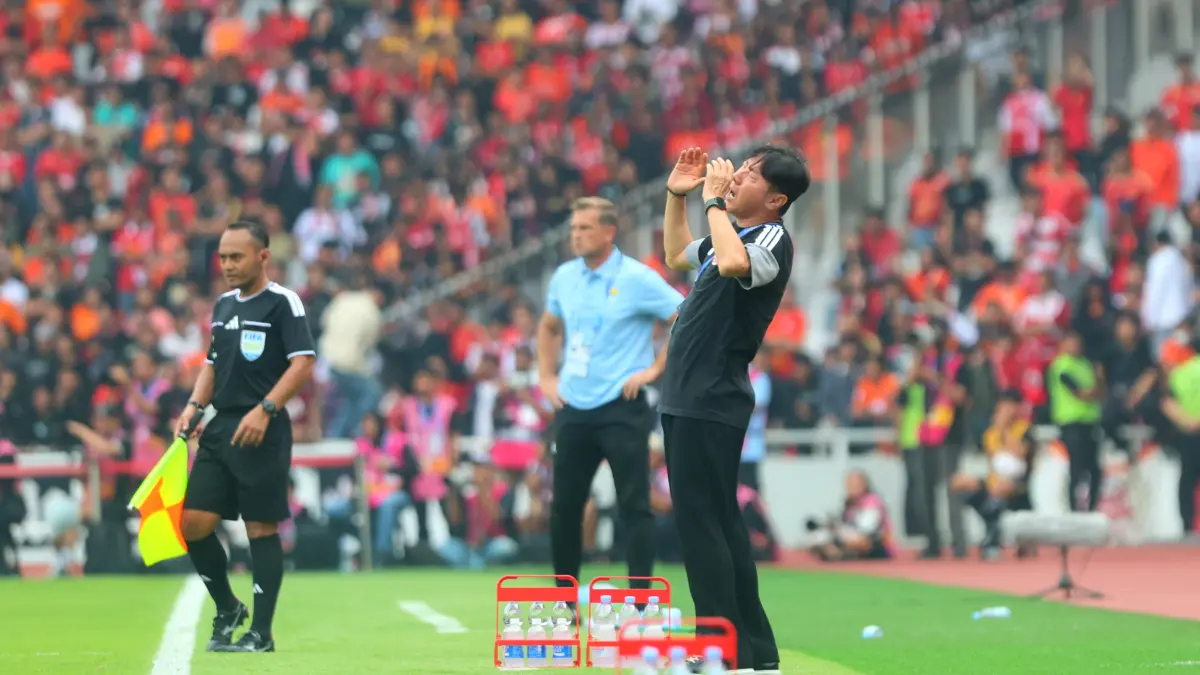 Pelatih Kepala Shin Tae-Yong saat pertandingan melawan Persib Bandung pada pertandingan Super League di Stadion Utama Gelora Bung Karno, Jakarta, Sabtu (12/9/2026). (Dery Ridwansah/ JawaPos.com)