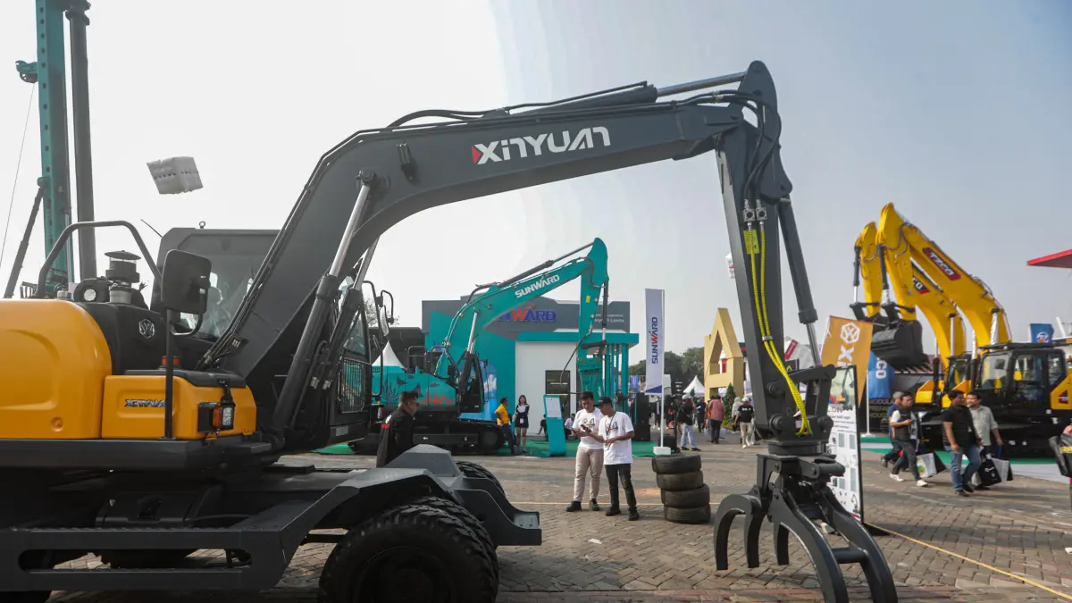 Pengunjung mengamati sejumlah alat berat yang dipamerkan dalam Mining Indonesia 2026 di area outdoor JIExpo Kemayoran, Jakarta. (Salman Toyibi/ Jawa Pos)