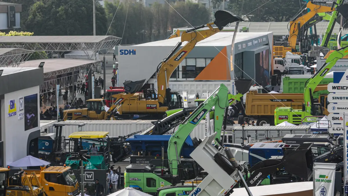 Pengunjung mengamati sejumlah alat berat yang dipamerkan dalam Mining Indonesia 2026 di area outdoor JIExpo Kemayoran, Jakarta. (Salman Toyibi/ Jawa Pos)