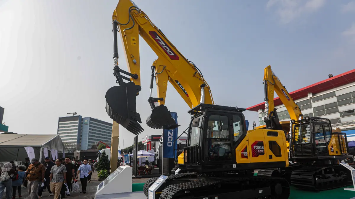 Pengunjung mengamati sejumlah alat berat yang dipamerkan dalam Mining Indonesia 2026 di area outdoor JIExpo Kemayoran, Jakarta. (Salman Toyibi/ Jawa Pos)