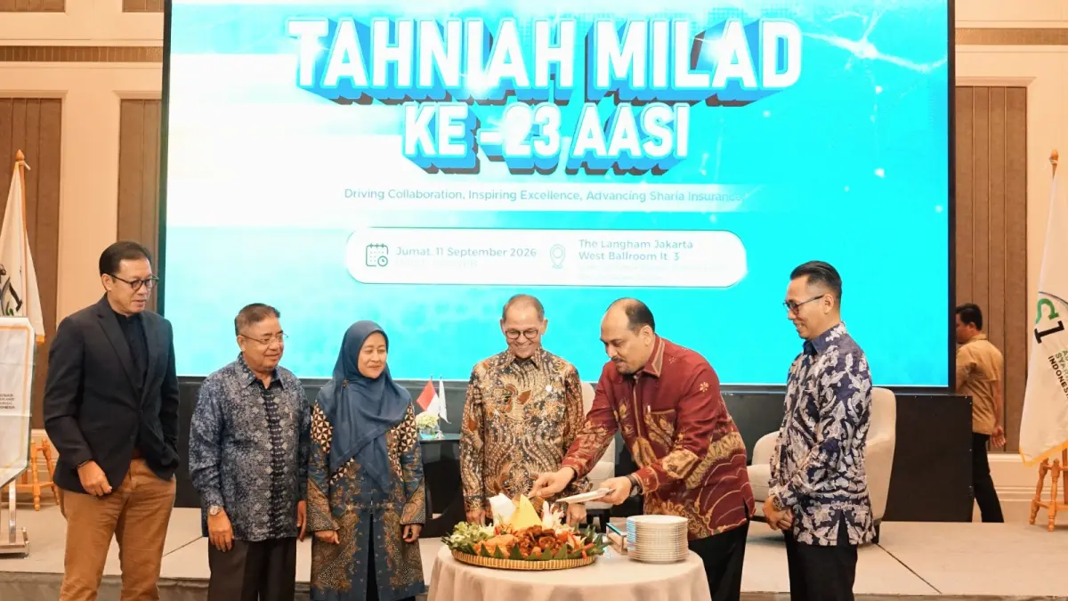 Prosesi pemotongan tumpeng menandai peringatan Milad ke-23 Asosiasi Asuransi Syariah Indonesia (AASI), Jumat (11/9/2026).