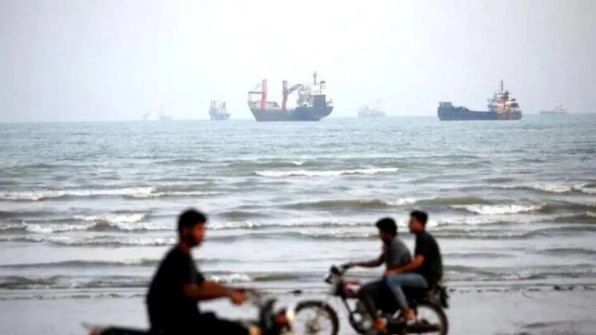 Sejumlah kapal niaga milik Iran dan negara lain masih berlabuh di Selat Hormuz, Bandar Abbas, Iran, pada 10 September 2026. (ANTARA/Fatemeh Bahrami via Anadolu Agency) - Image