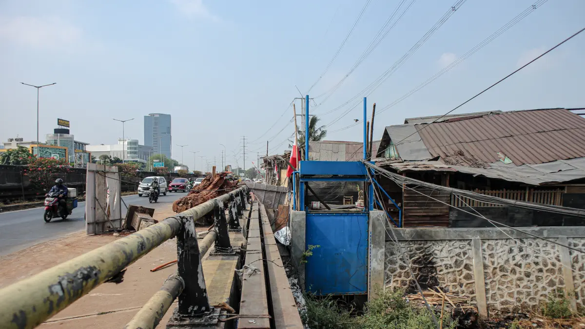 Sejumlah pekerja konstruksi beraktifitas membangun saluran drainase di Jalan Outer Ring Road, Jakarta, Jumat (11/09/2026). (Hanung Hambara/ Jawa Pos)