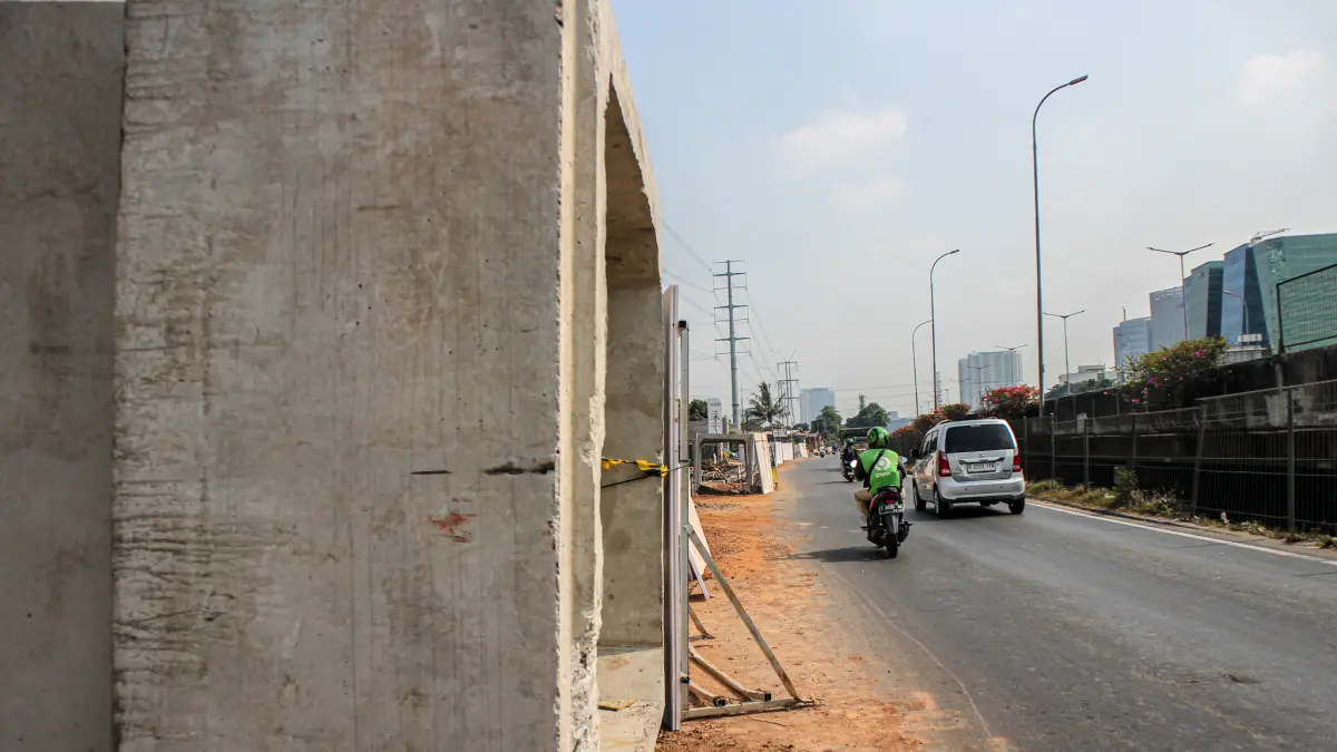 Sejumlah pekerja konstruksi beraktifitas membangun saluran drainase di Jalan Outer Ring Road, Jakarta, Jumat (11/09/2026). (Hanung Hambara/ Jawa Pos)