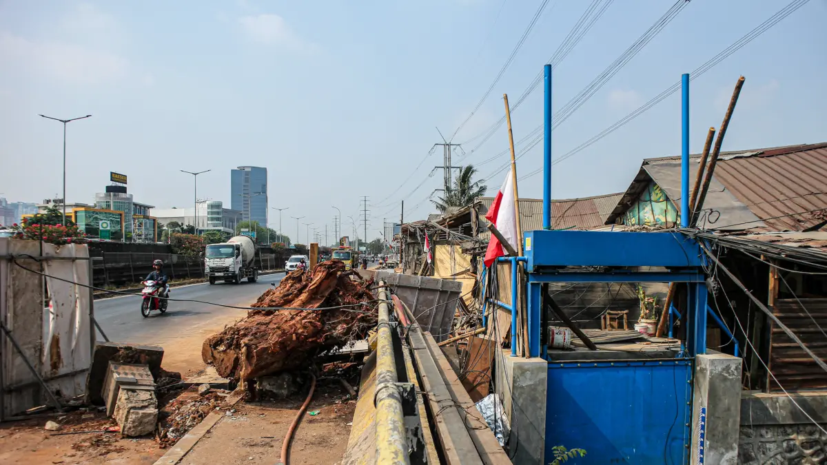 Sejumlah pekerja konstruksi beraktifitas membangun saluran drainase di Jalan Outer Ring Road, Jakarta, Jumat (11/09/2026). (Hanung Hambara/ Jawa Pos)