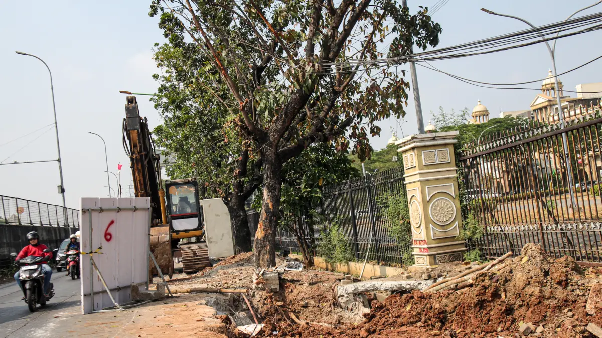Sejumlah pekerja konstruksi beraktifitas membangun saluran drainase di Jalan Outer Ring Road, Jakarta, Jumat (11/09/2026). (Hanung Hambara/ Jawa Pos)