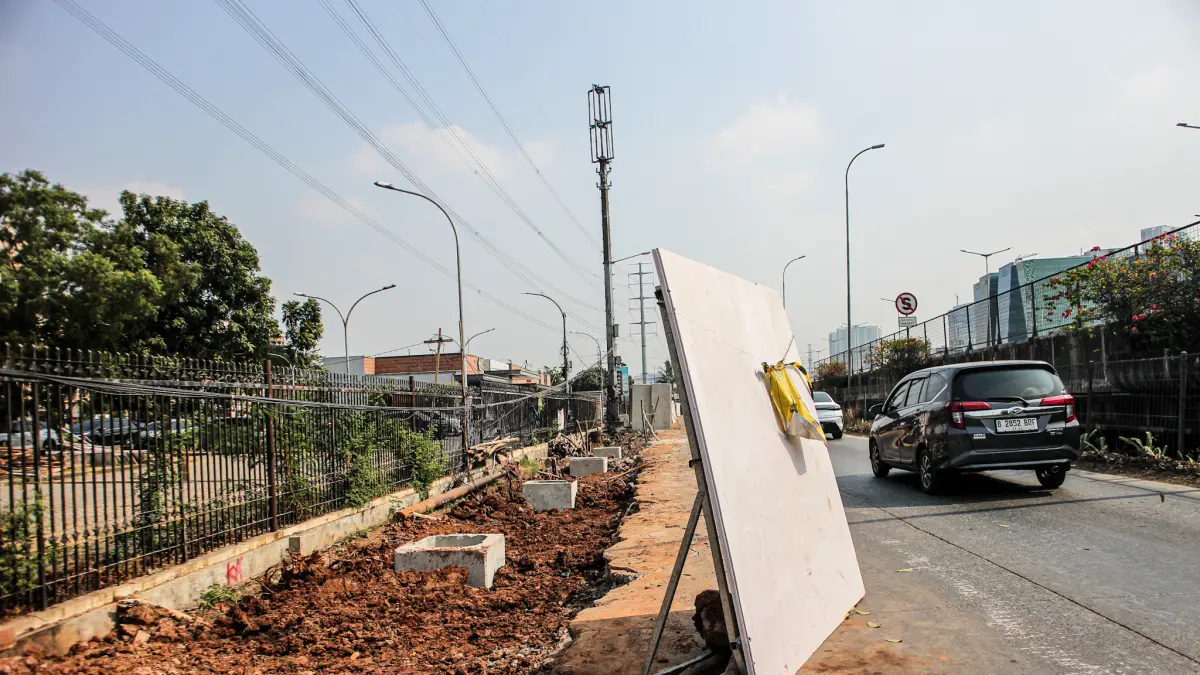 Sejumlah pekerja konstruksi beraktifitas membangun saluran drainase di Jalan Outer Ring Road, Jakarta, Jumat (11/09/2026). (Hanung Hambara/ Jawa Pos)