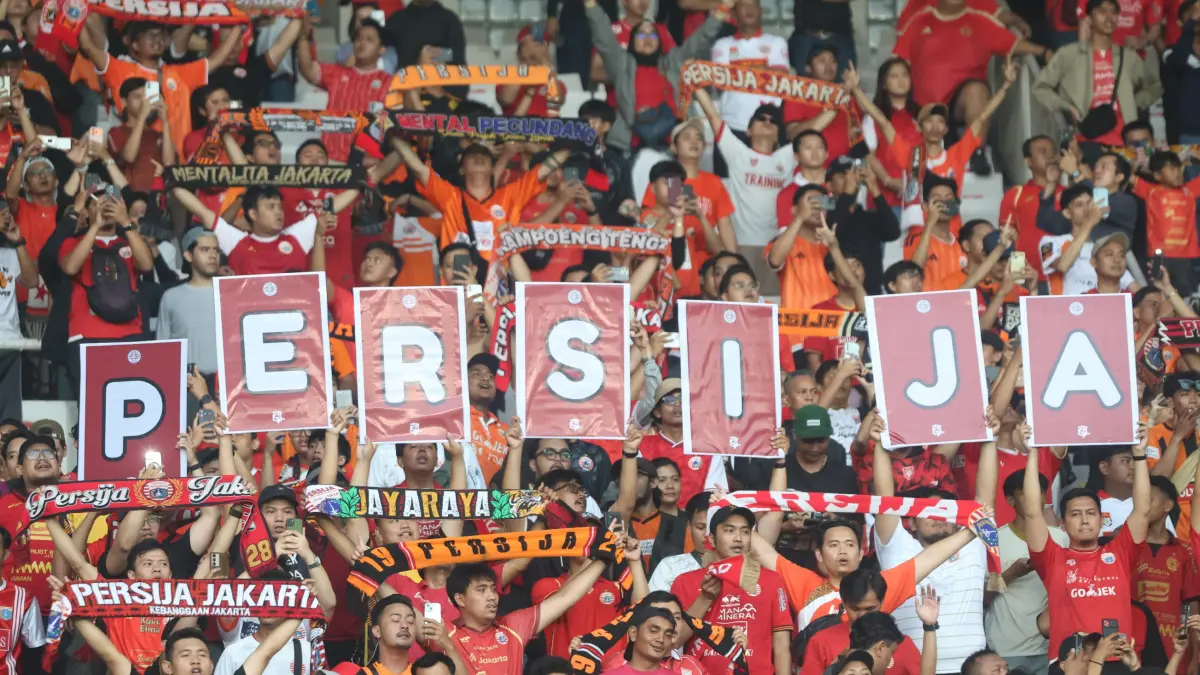 Suporter Persija Jakarta merayakan kemenangan timnya atas Persib Bandung pada pertandingan Super League di Stadion Utama Gelora Bung Karno, Jakarta, Sabtu (12/9/2026). (Dery Ridwansah/ JawaPos.com)