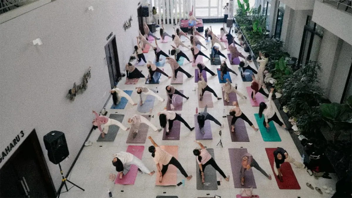 Antusiasme masyarakat Malang Raya terhadap tren gaya hidup sehat kian meningkat. Hal tersebut tercermin dalam suksesnya gelaran Her Inner Glow Mat Yoga Class Batch 2 yang dihelat di Savana Hotel & Convention Malang, Minggu (13/9/2026). (Istimewa) - Image