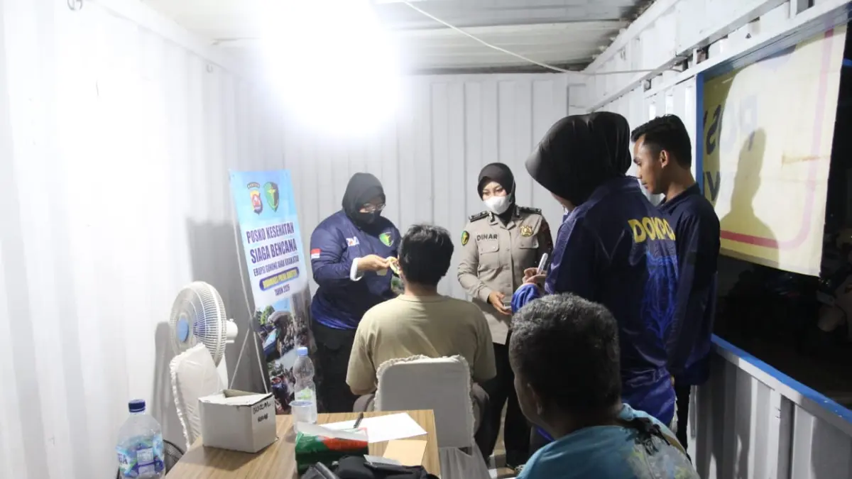 Anak dari jurnalis Arie Basuki yang hilang kontak, Arvian Mesianik Putra (tengah) berjalan keluar usai proses pengambilan sampel DNA di Pos Ante Mortem DVI Polda Banten, Carita, Pandeglang, Banten, Senin (14/9/2026).