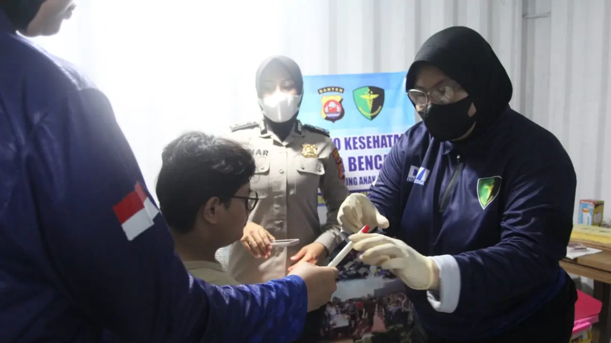Anak dari jurnalis Arie Basuki yang hilang kontak, Arvian Mesianik Putra (tengah) berjalan keluar usai proses pengambilan sampel DNA di Pos Ante Mortem DVI Polda Banten, Carita, Pandeglang, Banten, Senin (14/9/2026).