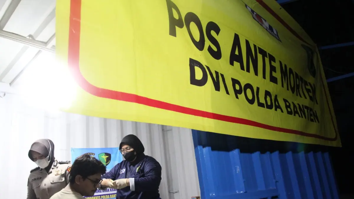 Anak dari jurnalis Arie Basuki yang hilang kontak, Arvian Mesianik Putra (tengah) berjalan keluar usai proses pengambilan sampel DNA di Pos Ante Mortem DVI Polda Banten, Carita, Pandeglang, Banten, Senin (14/9/2026).