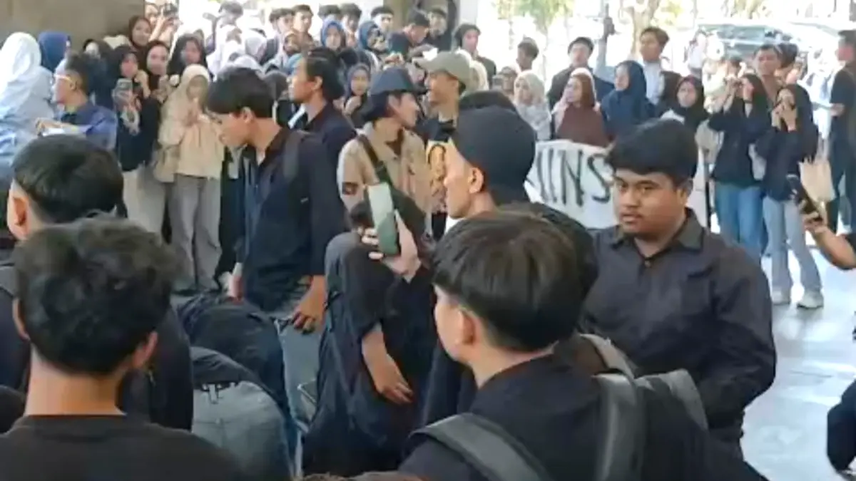 Ratusan Mahasiswa UINSA Demo Tolak Pelantikan Rektor Akh Muzakki, Karangan Bunga Dibakar - Image